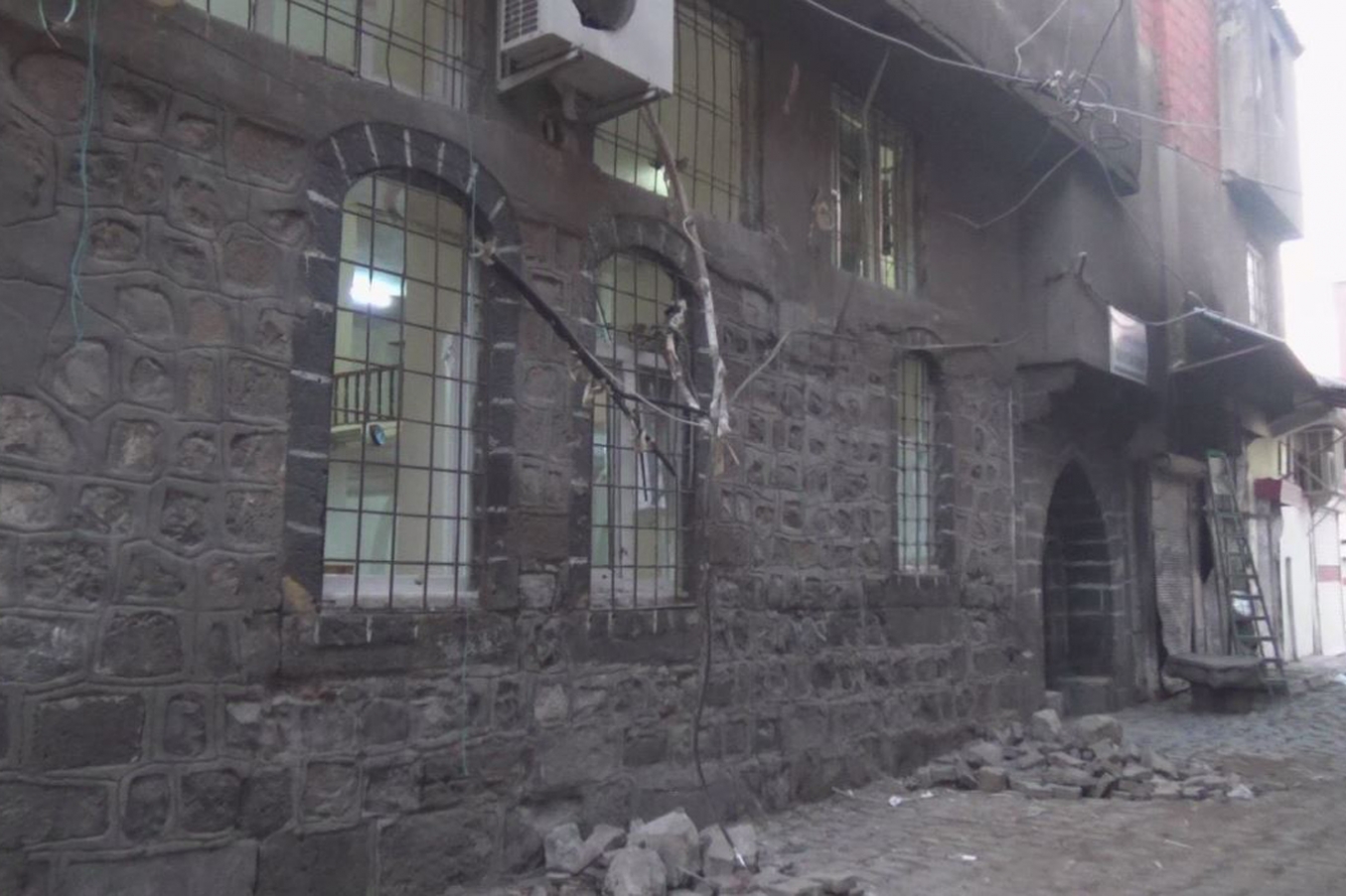 İnfilak ettirilen patlayıcı camide hasar oluşturdu